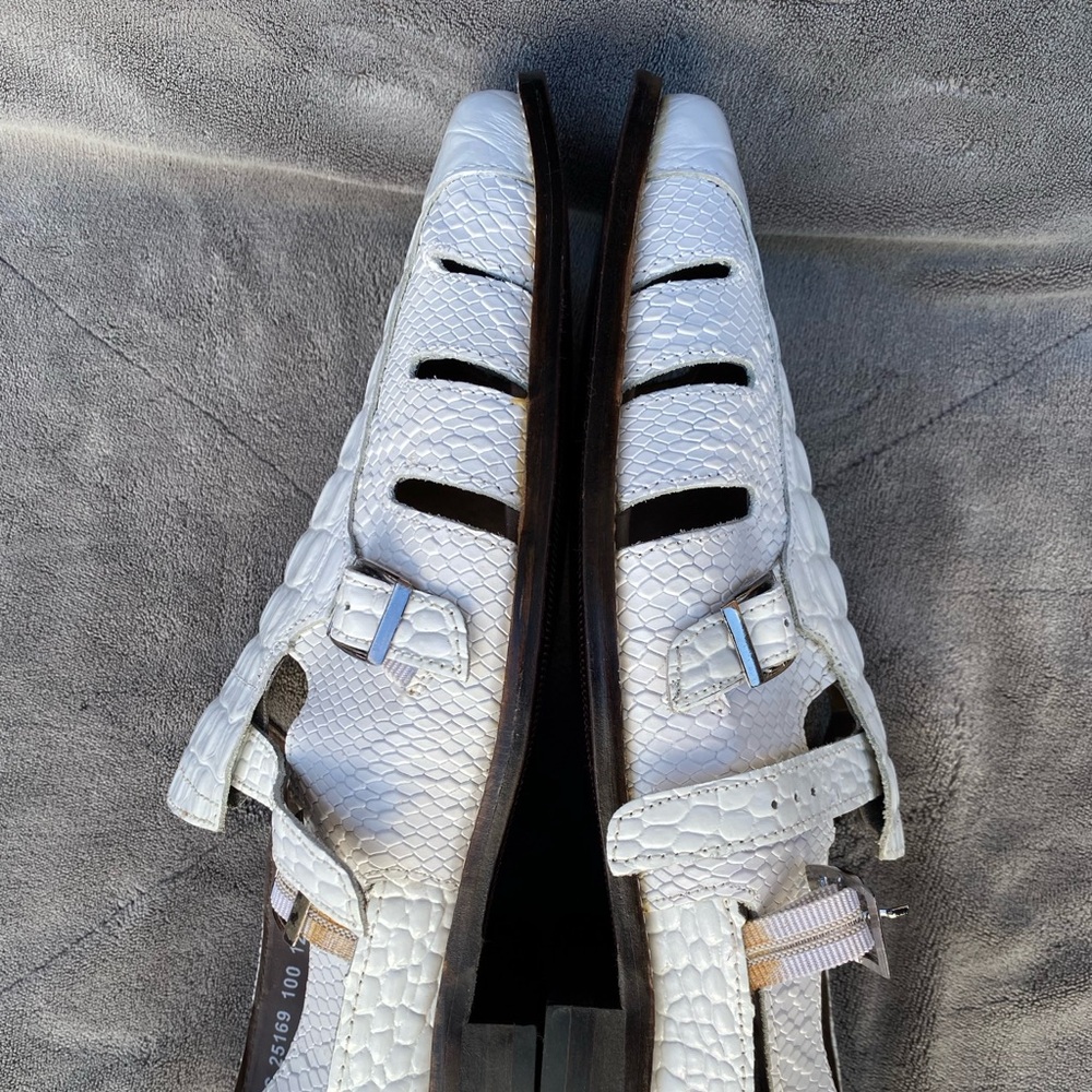 Slightly Used Men Size 12M White Stacy Adams Sandals.